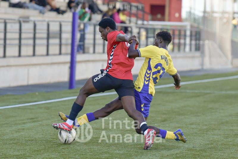 Fotos: Los equipos D de la UD Las Palmas y Muelle Grande cierran la temporada