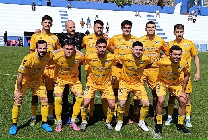 El Villa da otro respiro y el Arucas se complica un poco más