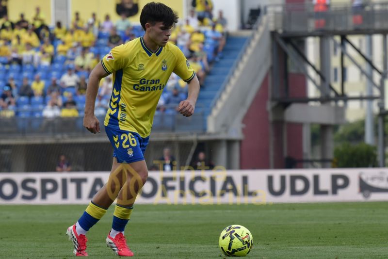 Iñaki González firma su nuevo contrato con la UD hasta 2029