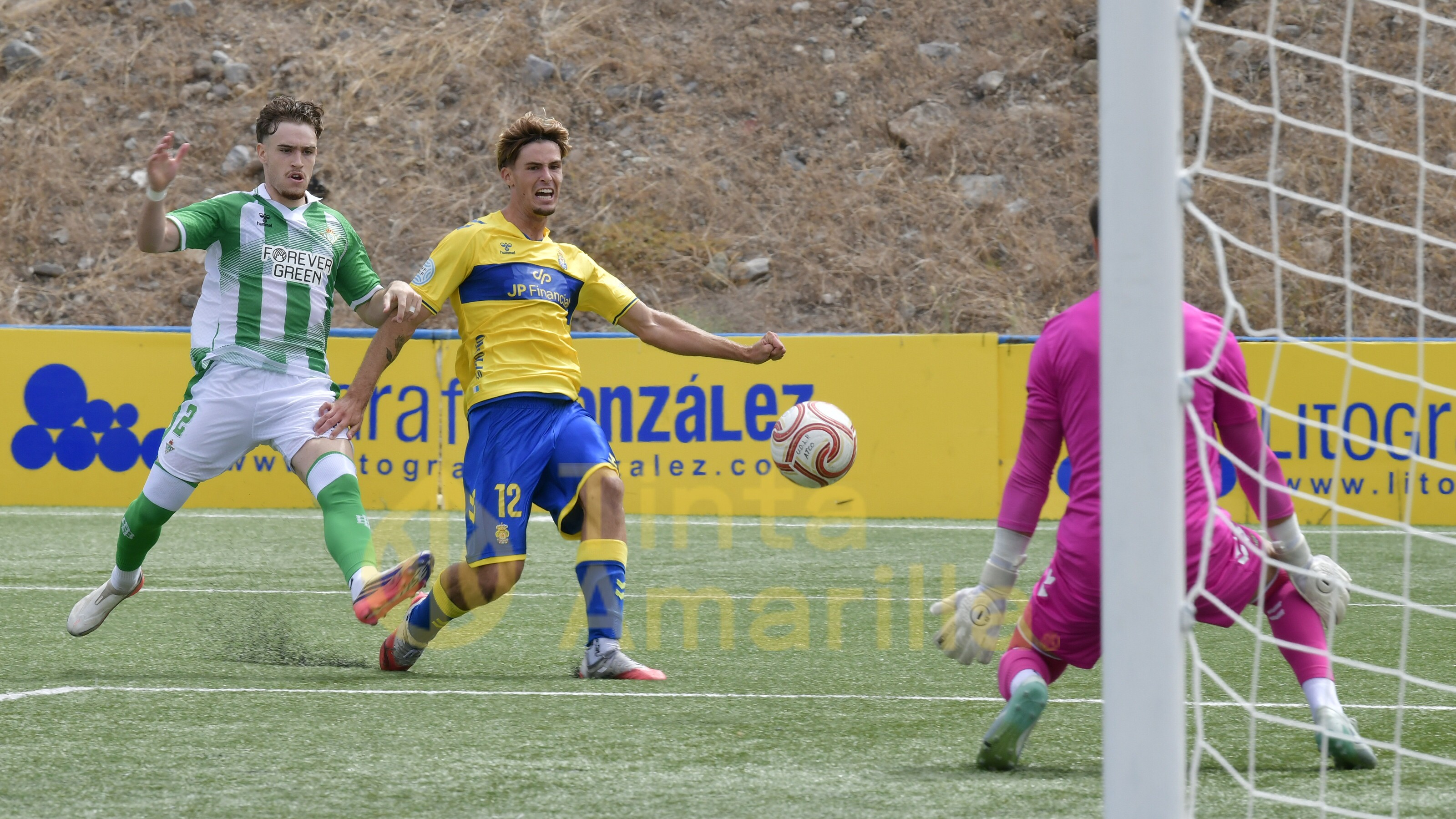 La UD Las Palmas completa con Aidan y Rachid su convocatoria para Cádiz
