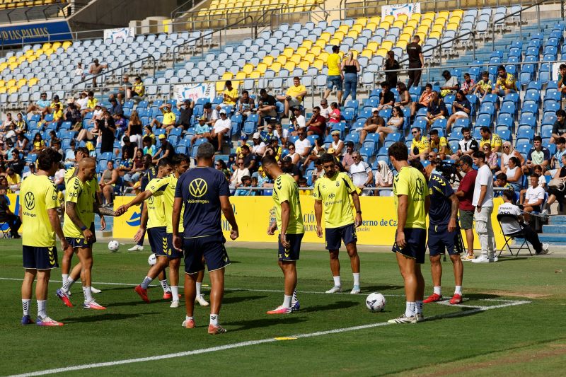 La plantilla de la UD prueba la superficie donde inicia la Liga ante el Albacete