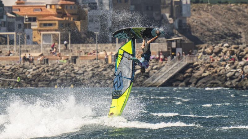 Marino Gil domina las olas de Pozo Izquierdo