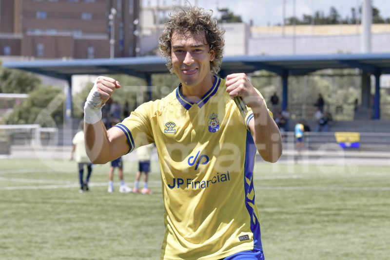 Villote, cedido por la UD al Nástic, celebra su gol 1 en Primera RFEF