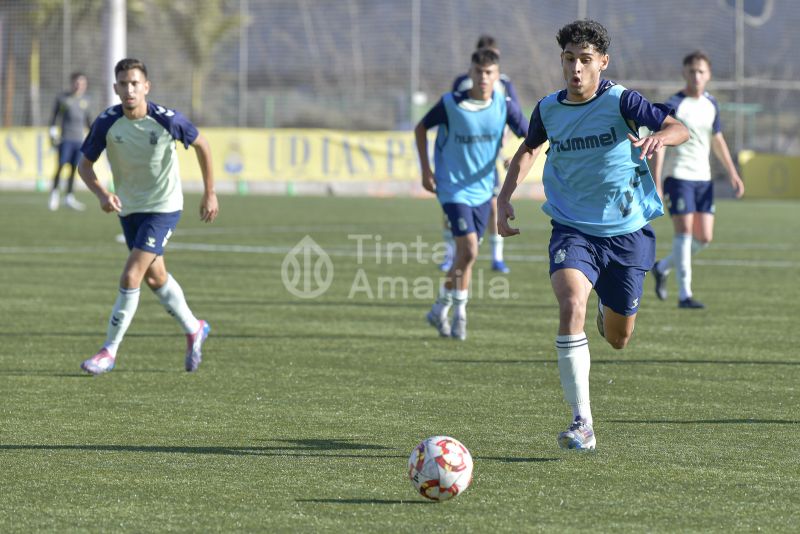 Fotos: Las Palmas Atlético y el juvenil de honor en su primer acto de 2025