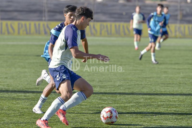 Fotos: Las Palmas Atlético y el juvenil de honor en su primer acto de 2025