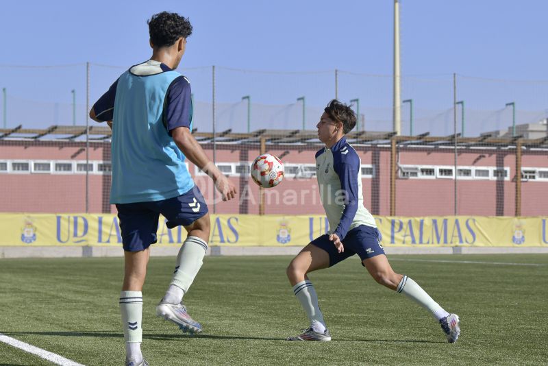 Fotos: Las Palmas Atlético y el juvenil de honor en su primer acto de 2025