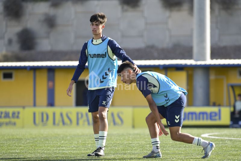 Fotos: Las Palmas Atlético y el juvenil de honor en su primer acto de 2025