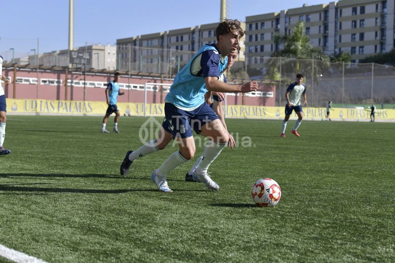 Fotos: Las Palmas Atlético y el juvenil de honor en su primer acto de 2025