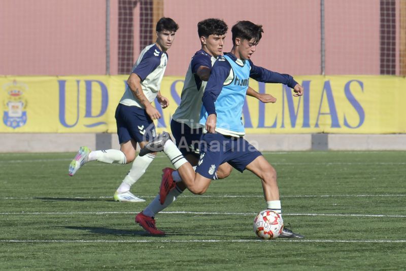 Fotos: Las Palmas Atlético y el juvenil de honor en su primer acto de 2025