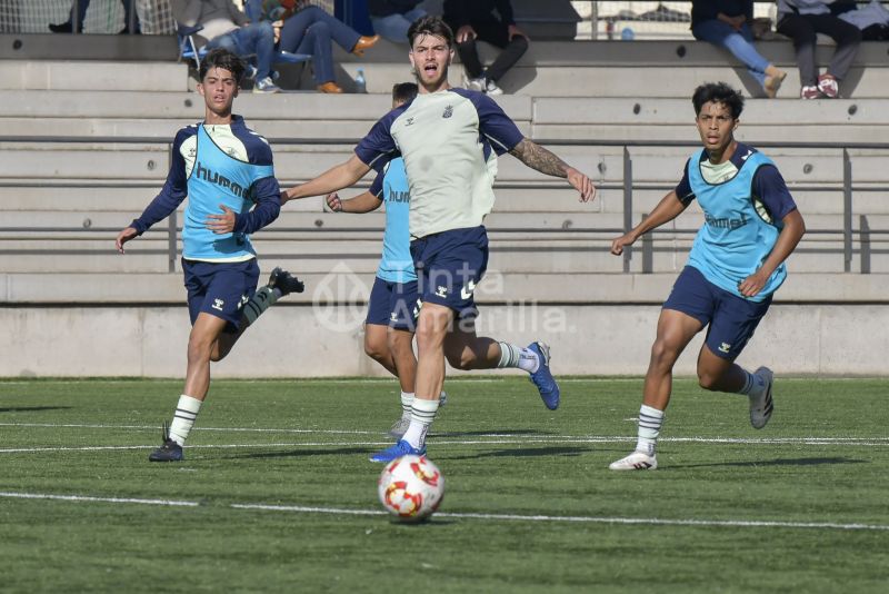 Fotos: Las Palmas Atlético y el juvenil de honor en su primer acto de 2025