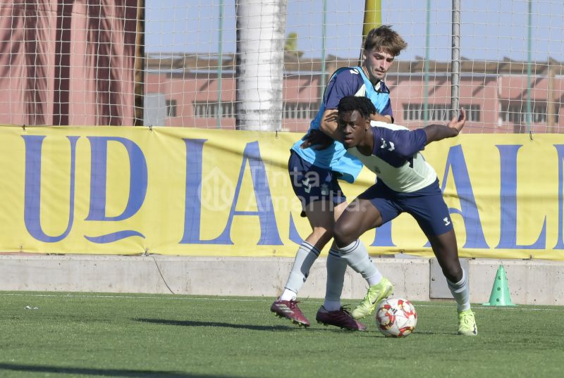 Fotos: Las Palmas Atlético y el juvenil de honor en su primer acto de 2025