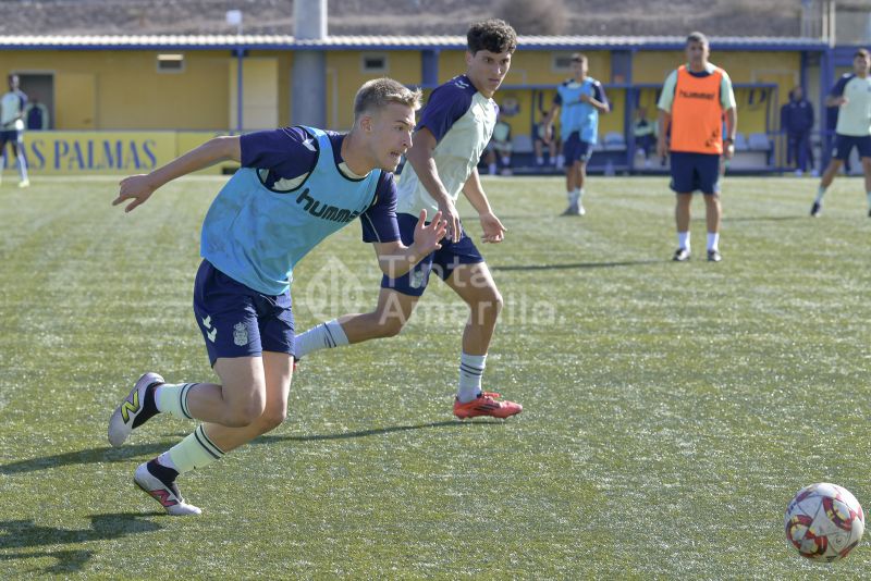 Fotos: Las Palmas Atlético y el juvenil de honor en su primer acto de 2025