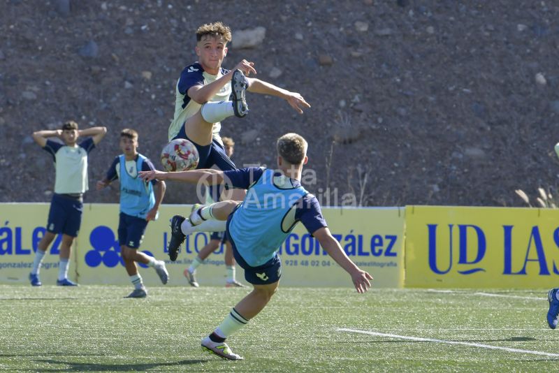 Fotos: Las Palmas Atlético y el juvenil de honor en su primer acto de 2025