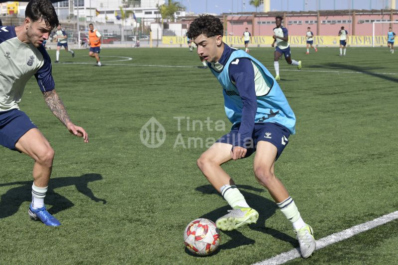 Fotos: Las Palmas Atlético y el juvenil de honor en su primer acto de 2025