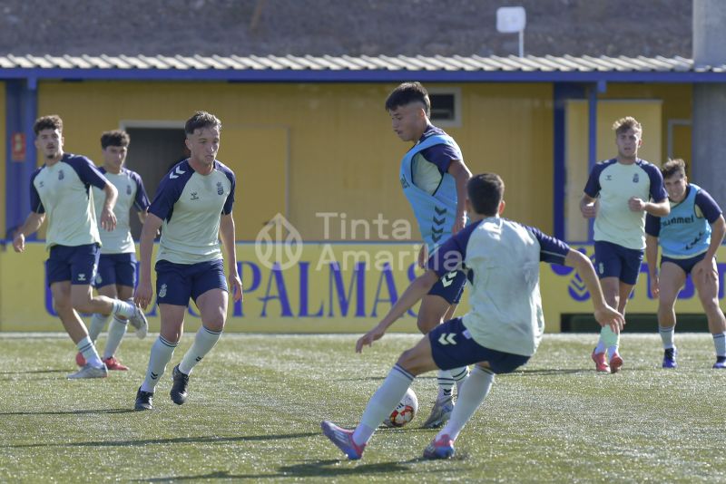 Fotos: Las Palmas Atlético y el juvenil de honor en su primer acto de 2025