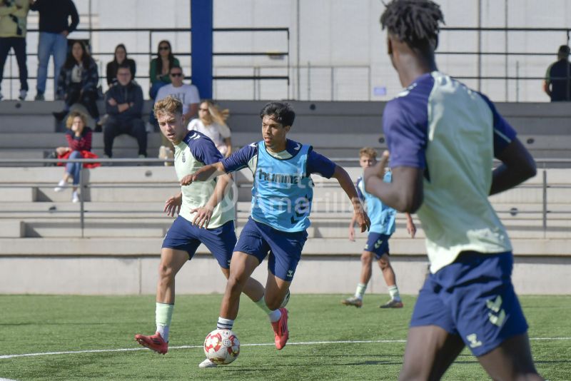 Fotos: Las Palmas Atlético y el juvenil de honor en su primer acto de 2025