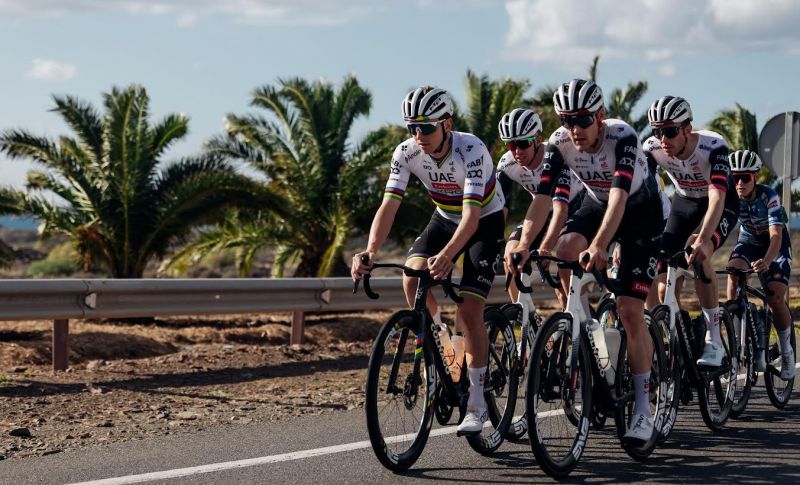 Pogacar rueda por Gran Canaria