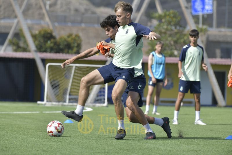 Fotos: La impecable racha local del filial frente al Arucas