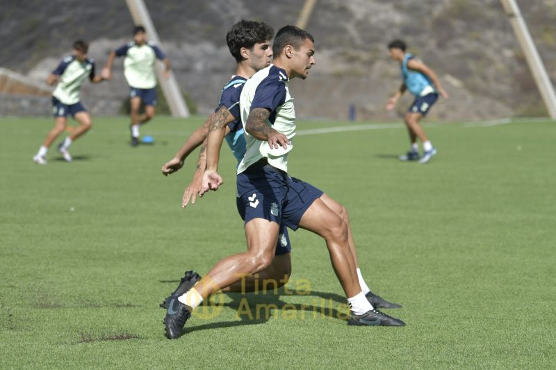 Fotos: La impecable racha local del filial frente al Arucas