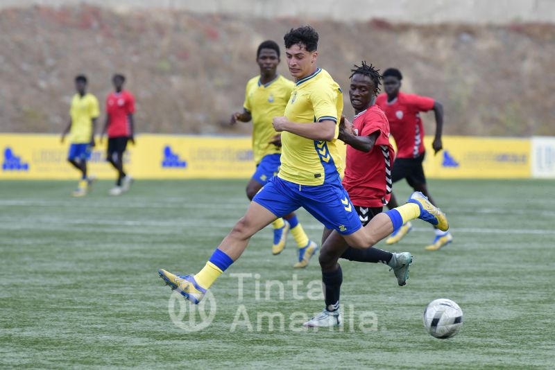 Fotos: Los equipos D de la UD Las Palmas y Muelle Grande cierran la temporada