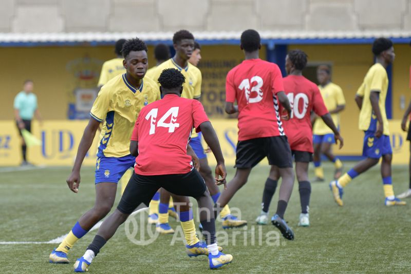 Fotos: Los equipos D de la UD Las Palmas y Muelle Grande cierran la temporada