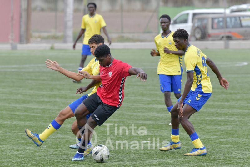 Fotos: Los equipos D de la UD Las Palmas y Muelle Grande cierran la temporada