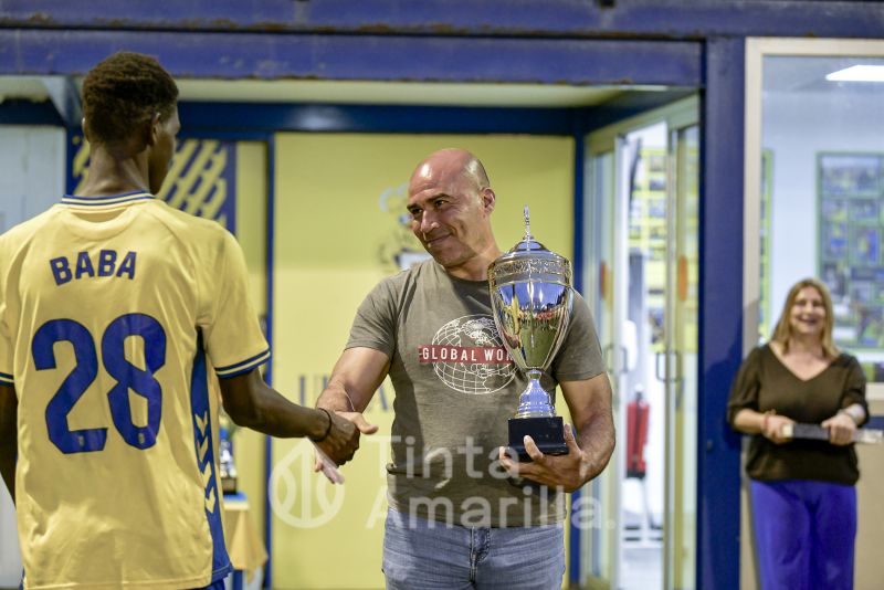 Fotos: Los equipos D de la UD Las Palmas y Muelle Grande cierran la temporada