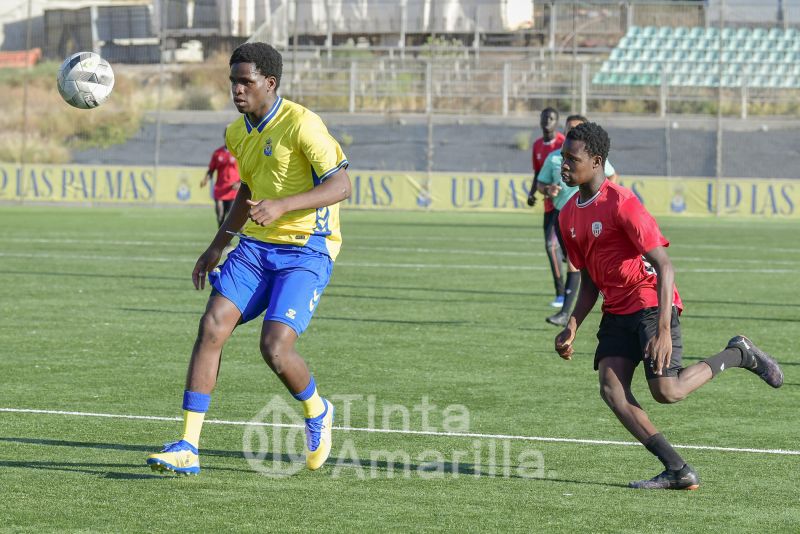 Fotos: Los equipos D de la UD Las Palmas y Muelle Grande cierran la temporada
