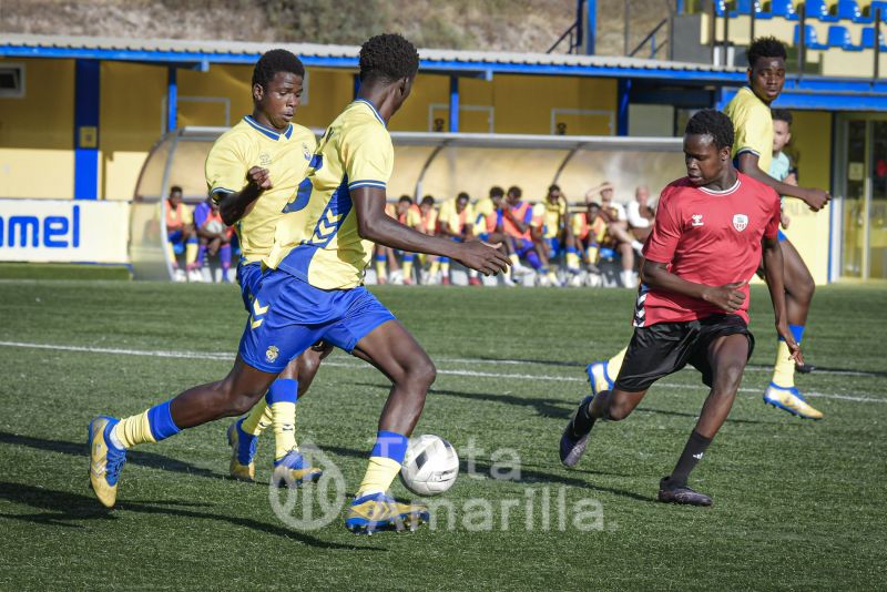 Fotos: Los equipos D de la UD Las Palmas y Muelle Grande cierran la temporada