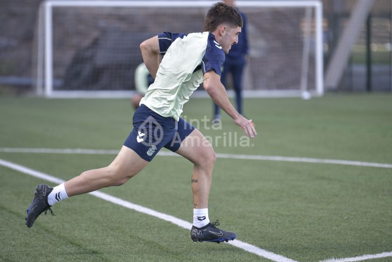 Fotos: El filial se prepara para un sábado maradoniano