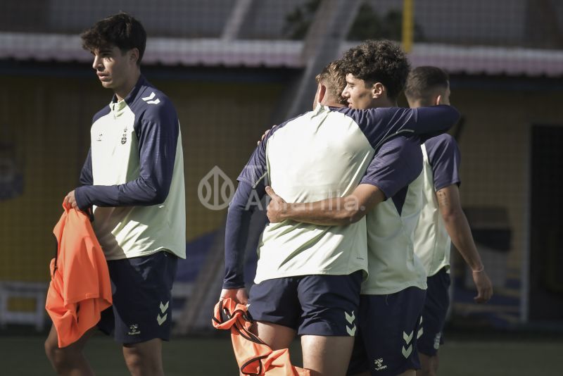 Fotos: El filial se prepara para un sábado maradoniano