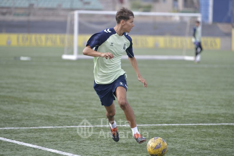 Fotos: El técnico de Las Palmas C insiste en lograr mayor precisión en ataque