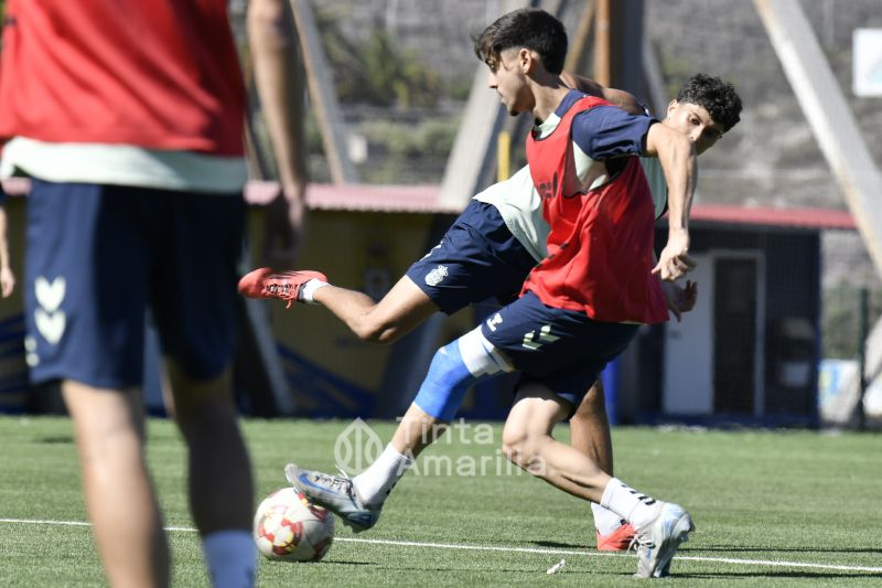 Fotos: El filial, con refuerzos, prepara la visita al Santa Úrsula