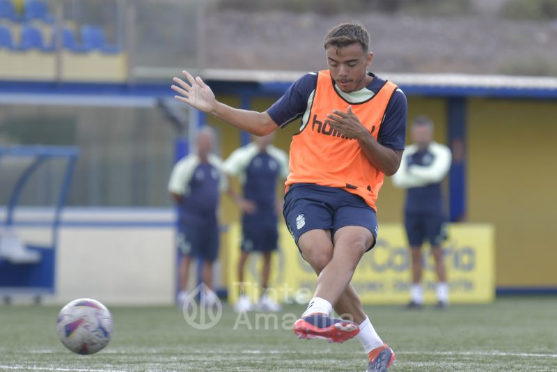 Fotos: El técnico de Las Palmas C insiste en lograr mayor precisión en ataque