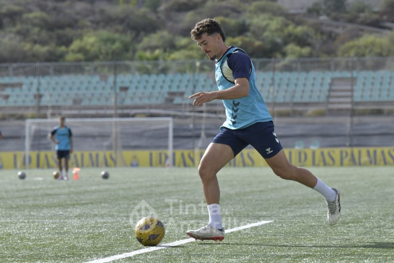 Fotos: El técnico de Las Palmas C insiste en lograr mayor precisión en ataque