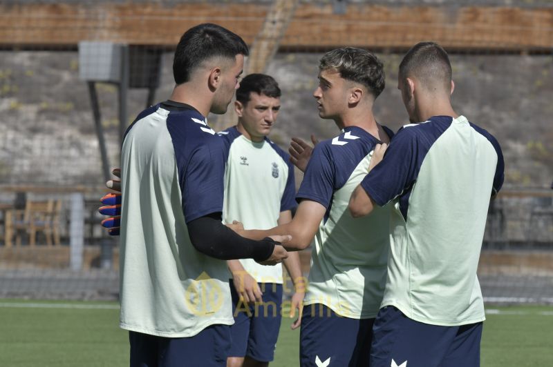 Fotos: La impecable racha local del filial frente al Arucas