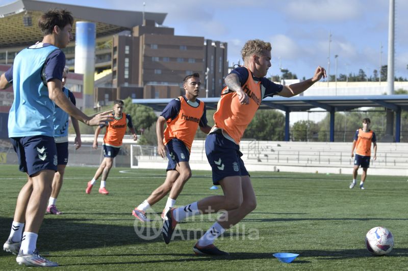 Fotos: El técnico de Las Palmas C insiste en lograr mayor precisión en ataque