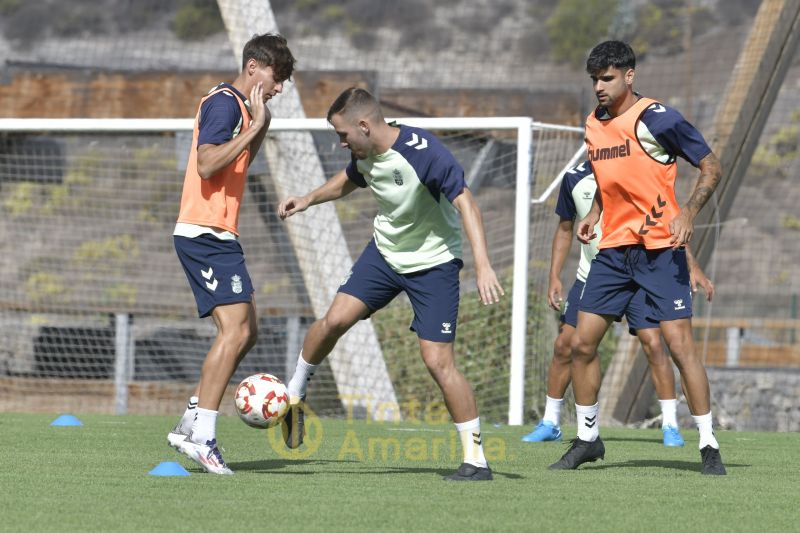 Fotos: La impecable racha local del filial frente al Arucas