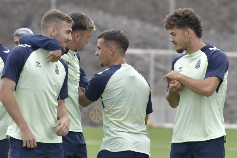 Fotos: Las Palmas Atlético pone su mira en un rival histórico del grupo canario