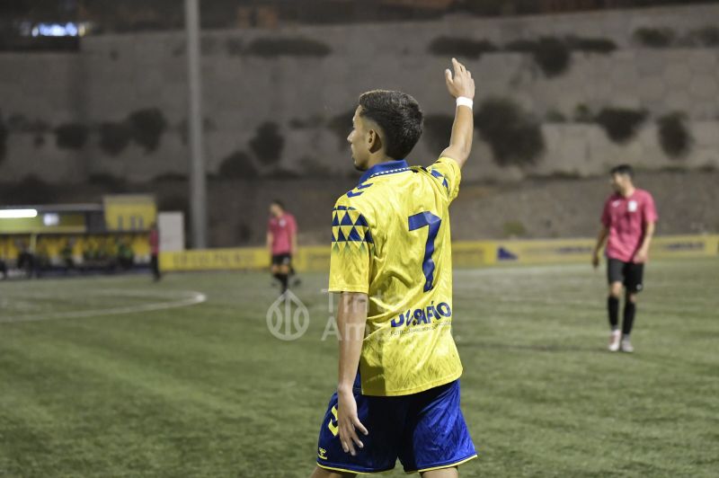 2-0: Carlos Vicente ameniza el triunfo de Las Palmas C sobre el Tinajo