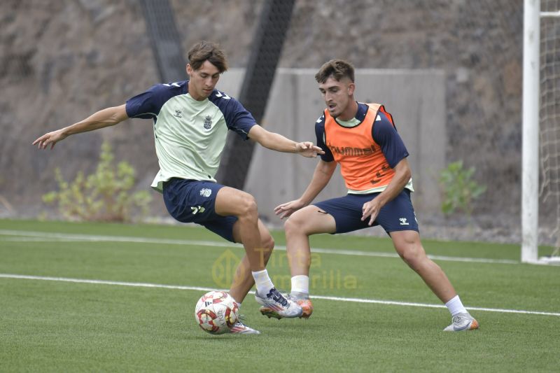 Fotos: Las Palmas Atlético pone su mira en un rival histórico del grupo canario