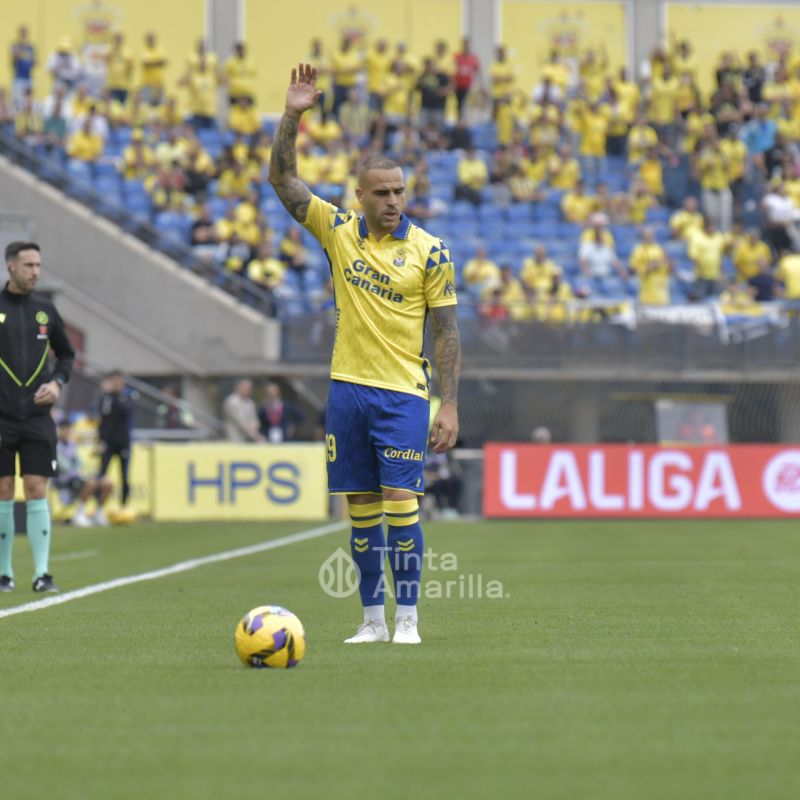 2-1: Las Palmas sabe sufrir y ganar al primero y al colista