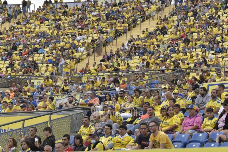 2-1: Las Palmas sabe sufrir y ganar al primero y al colista