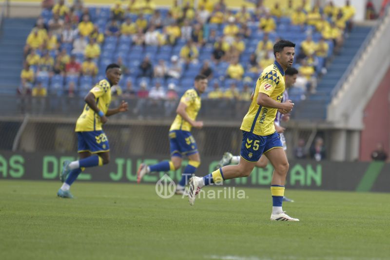 2-1: Las Palmas sabe sufrir y ganar al primero y al colista