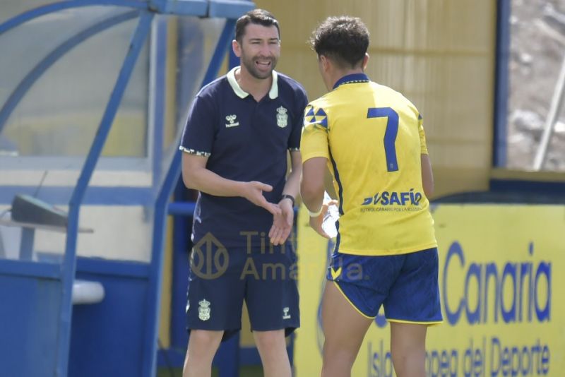 3-0: Las Palmas soporta la presión del Tenerife y se aferra al liderato