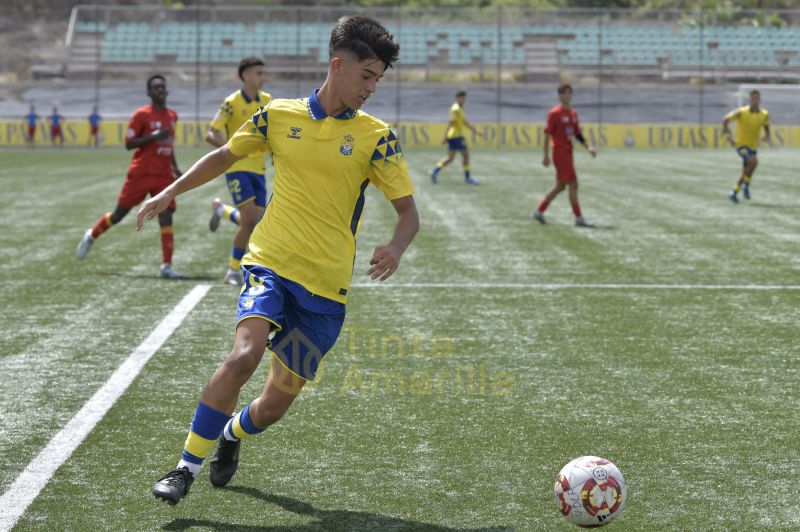 3-0: Las Palmas soporta la presión del Tenerife y se aferra al liderato