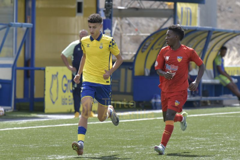 3-0: Las Palmas soporta la presión del Tenerife y se aferra al liderato