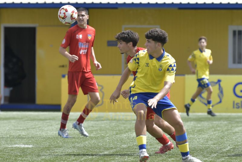 3-0: Las Palmas soporta la presión del Tenerife y se aferra al liderato