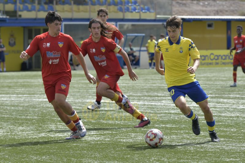 3-0: Las Palmas soporta la presión del Tenerife y se aferra al liderato