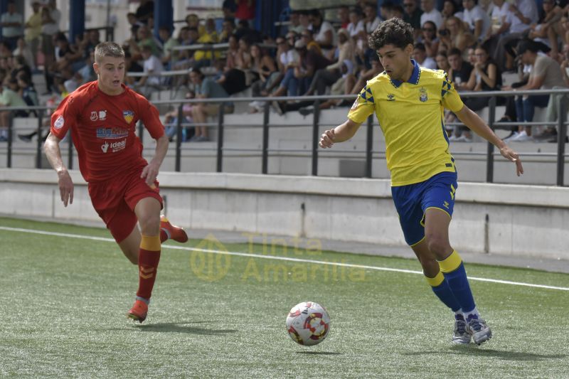 3-0: Las Palmas soporta la presión del Tenerife y se aferra al liderato